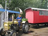 de rode wagen wordt naar de trailer gebracht voor vervoer van nl. naar fr.